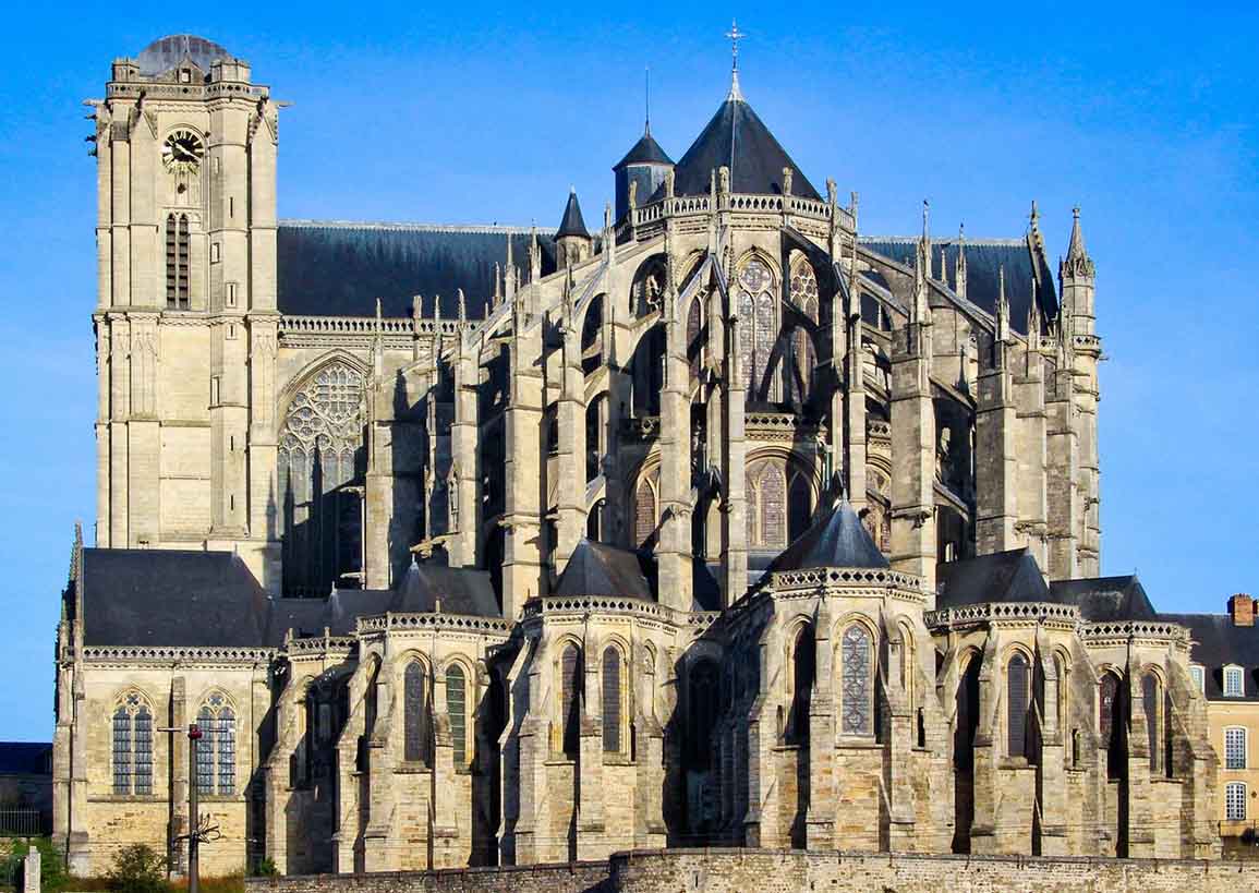 Le Mans ne se résume pas à ses voitures de course, mais aussi à sa ville millénaire qui n&rsquo;attend que vous pour une promenade tranquille.