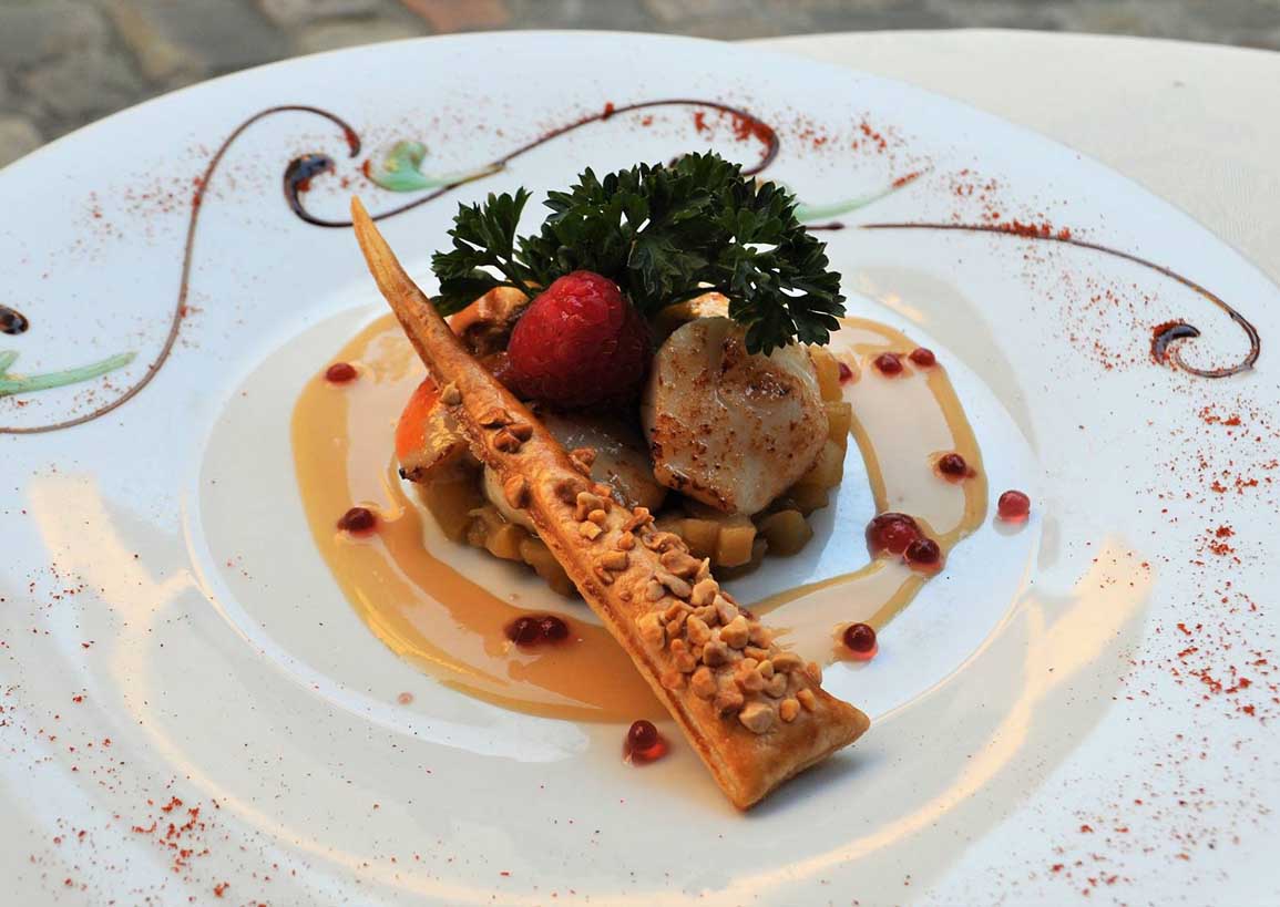 Restaurant en plein air au Mans : le plaisir de dîner sous le ciel bleu et les nuages ​​blancs